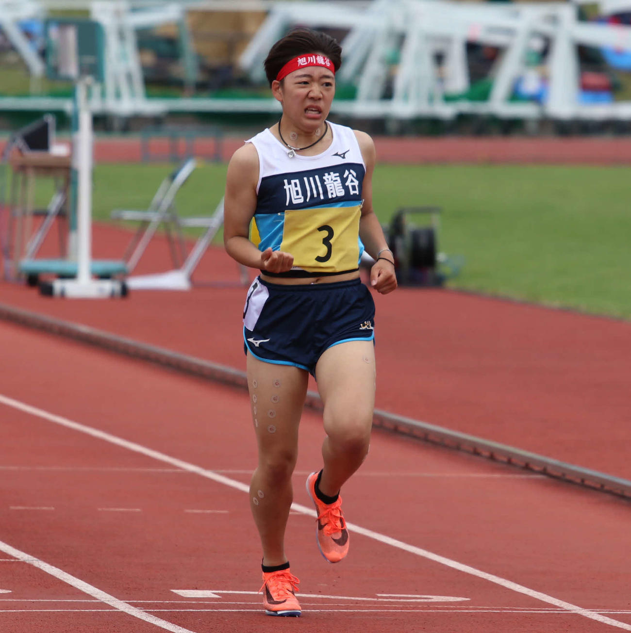 女子3000メートルを制した旭川龍谷の足沢（撮影・山崎純一）