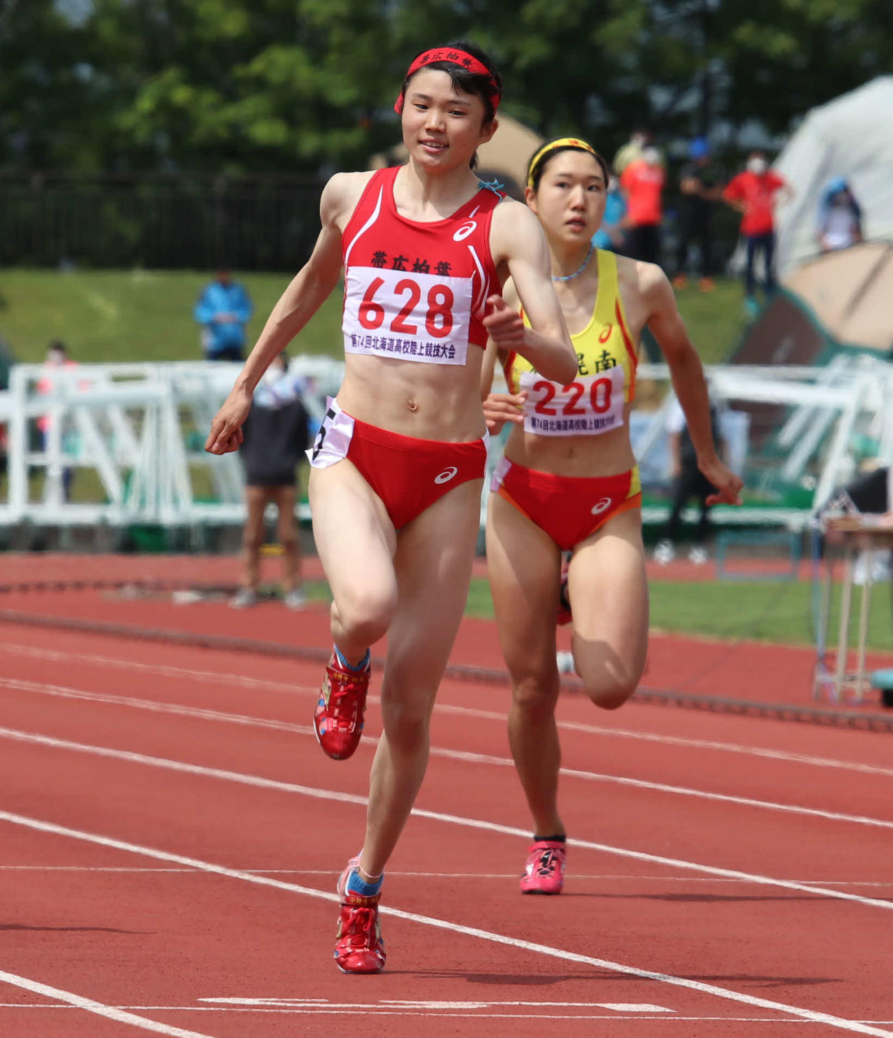 女子200メートルで優勝を果たした帯広柏葉の小野寺（左）（撮影・山崎純一）
