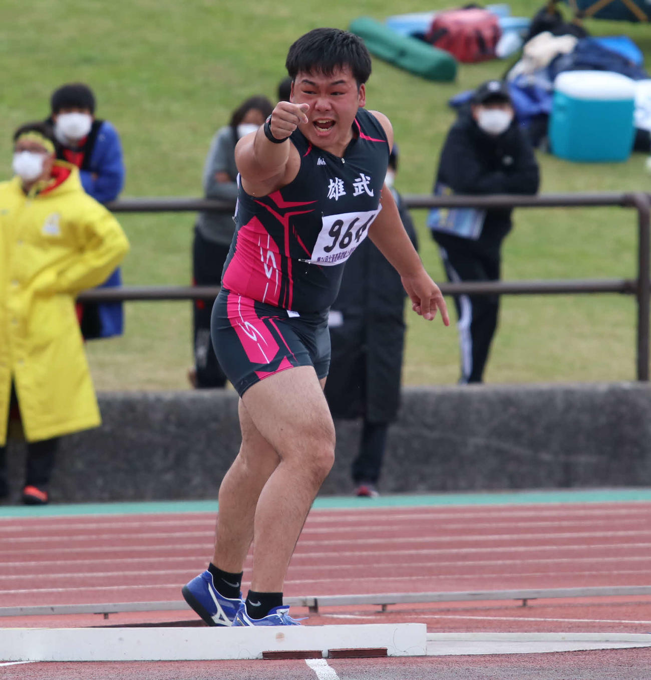 投てき後にほえる雄武の高宮魁（撮影・山崎純一）