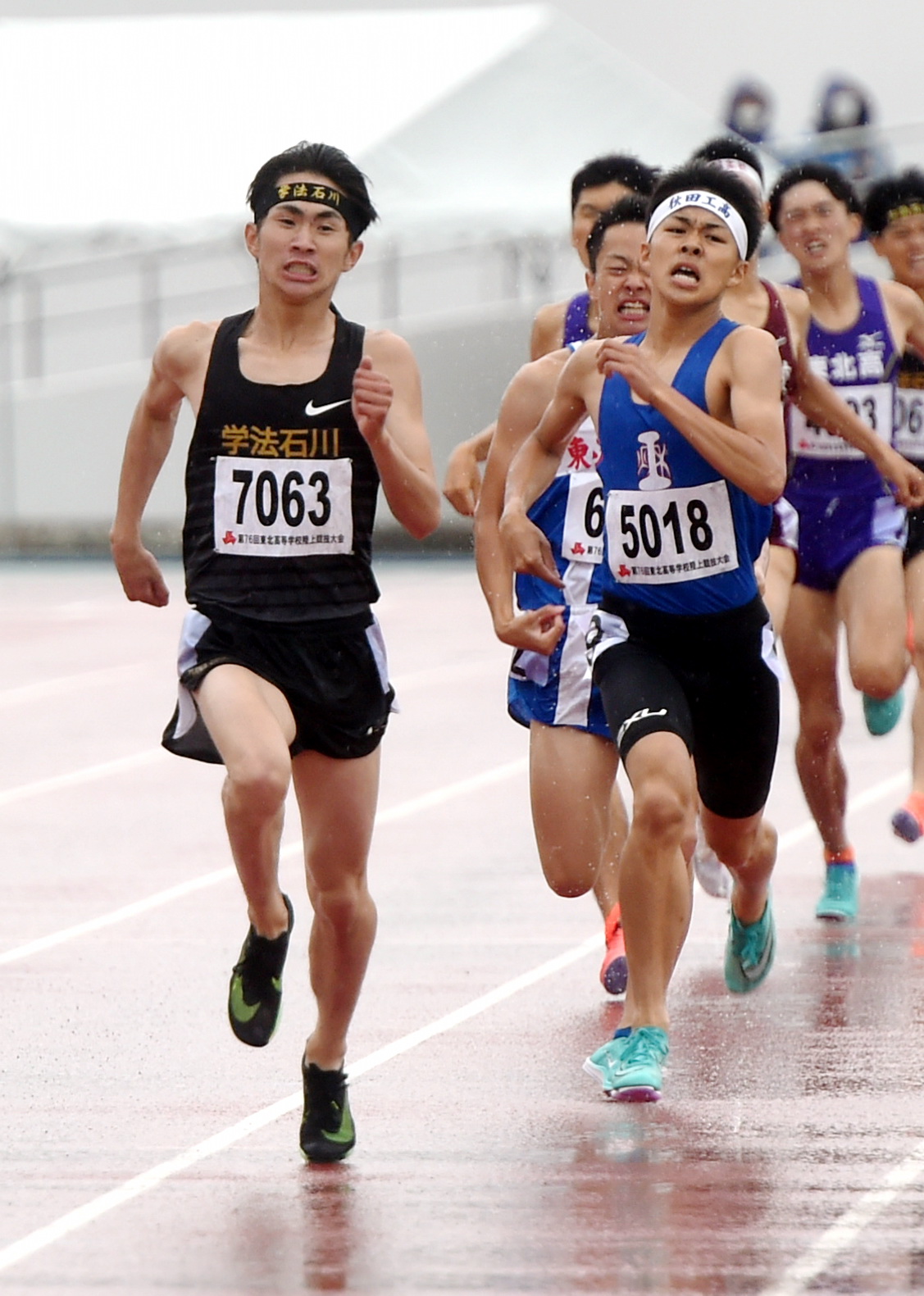 男子1500メートル、ラストスパートで競り勝ち優勝した学法石川・山口。右は2位の秋田工・大野