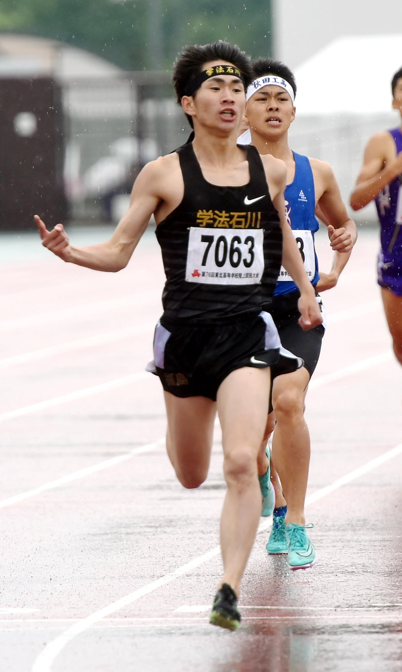 男子1500メートルで優勝しNO・1ポーズで喜ぶ学法石川・山口（左）