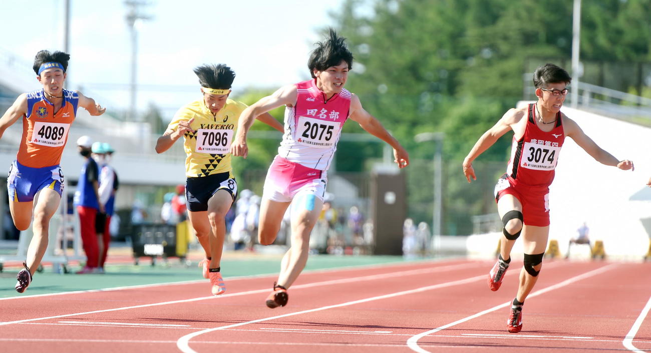 男子100メートルで13年ぶりの大会新記録を打ち立てた田名部・佐賀（中央右）（撮影・山田愛斗）