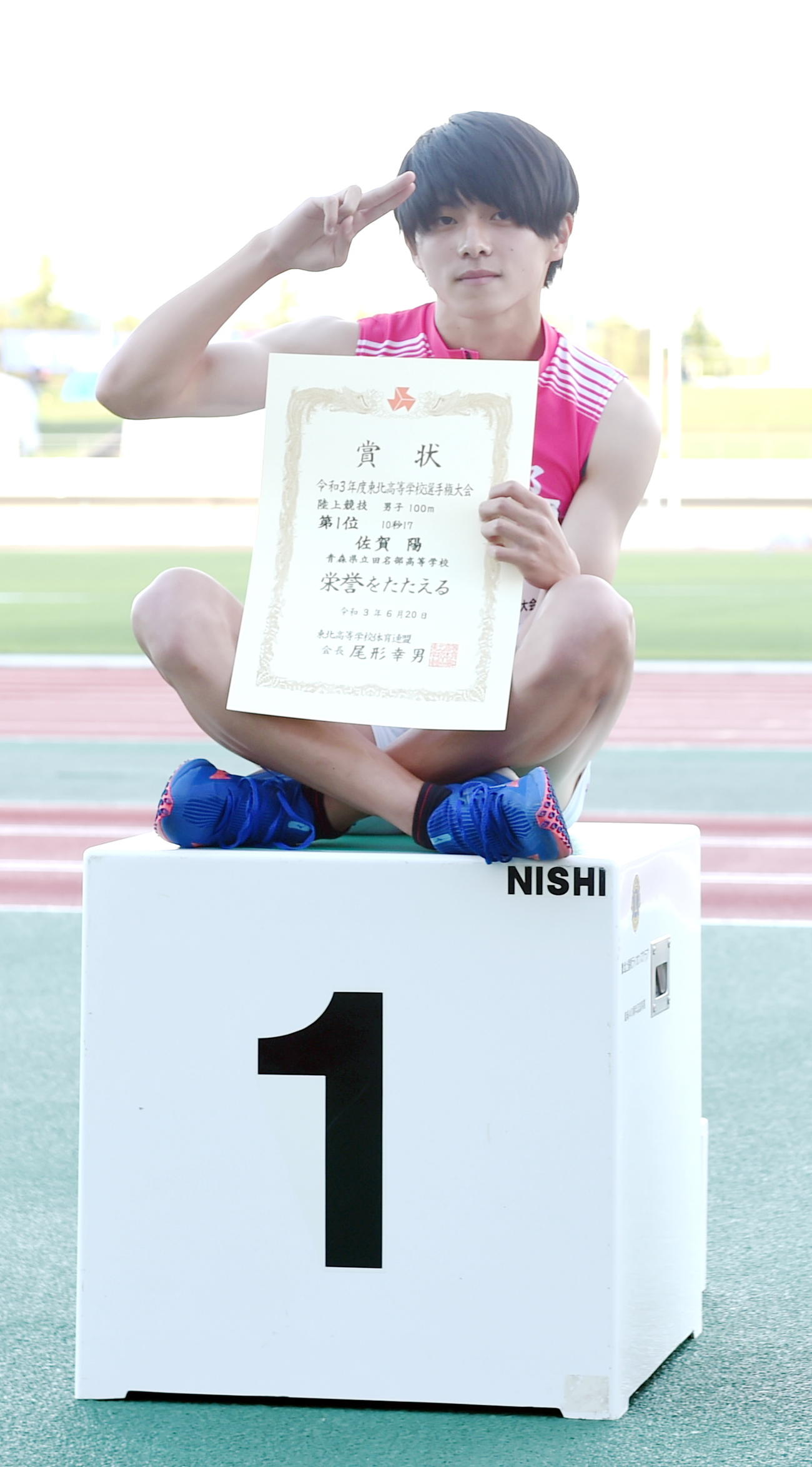 男子100メートルで優勝し表彰式でポーズを決める田名部・佐賀（撮影・山田愛斗）