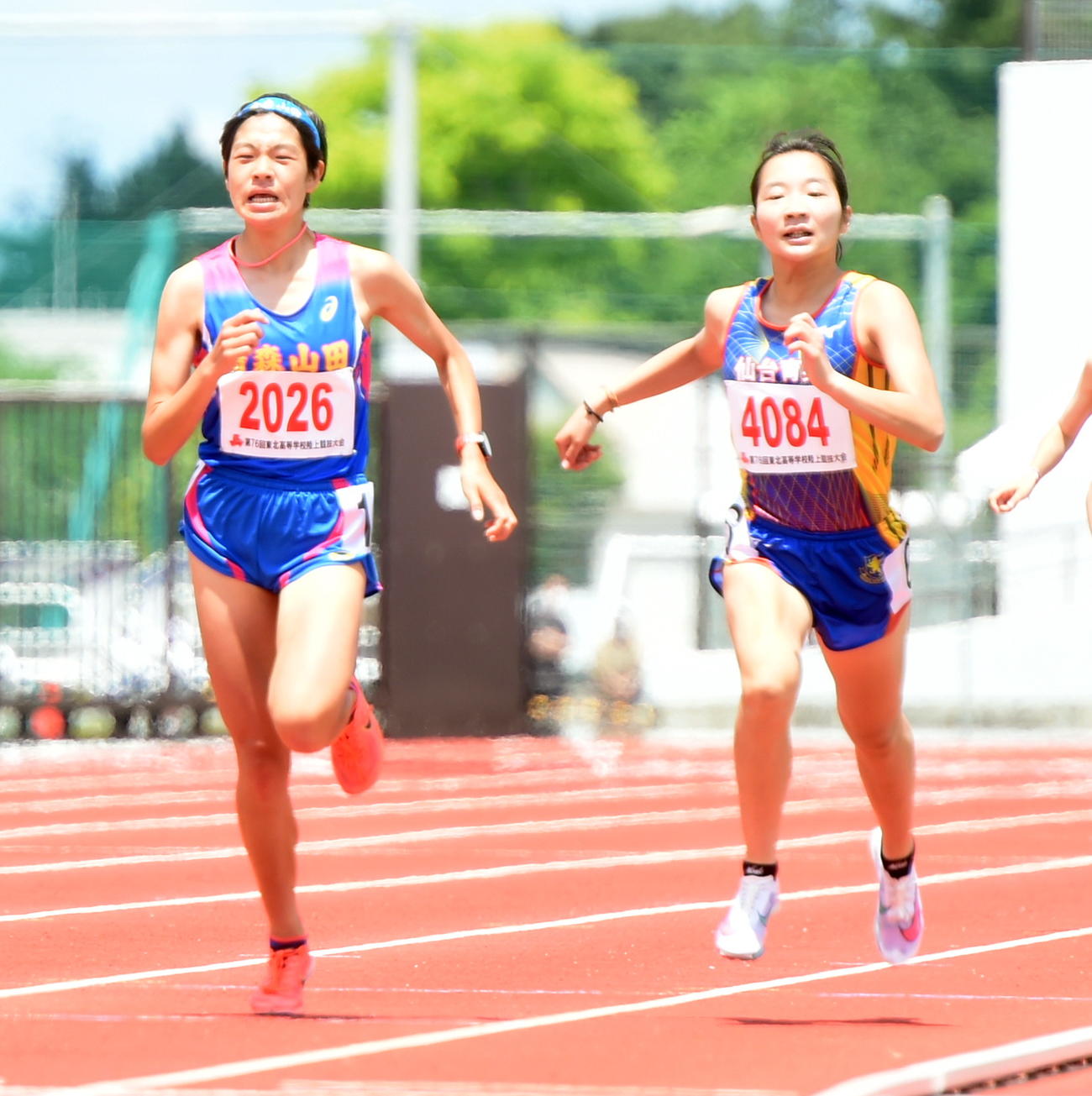 女子1500メートルで仙台育英・米沢（右）に競り勝ち優勝した青森山田・伊藤