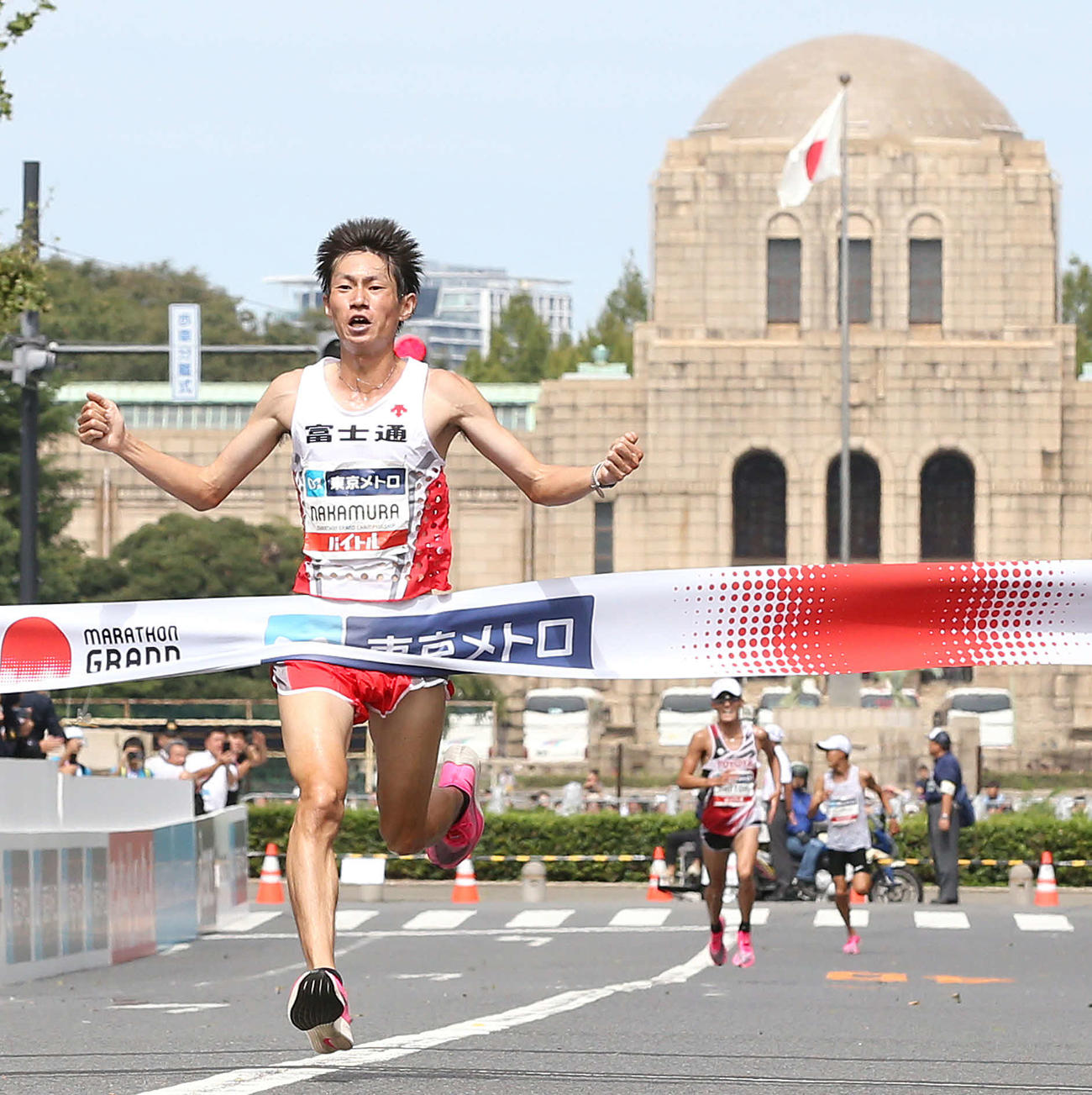 19年9月、MGC男子で優勝のゴールテープを切る中村匠吾（手前）。後方手前から2位の服部勇馬、3位の大迫傑