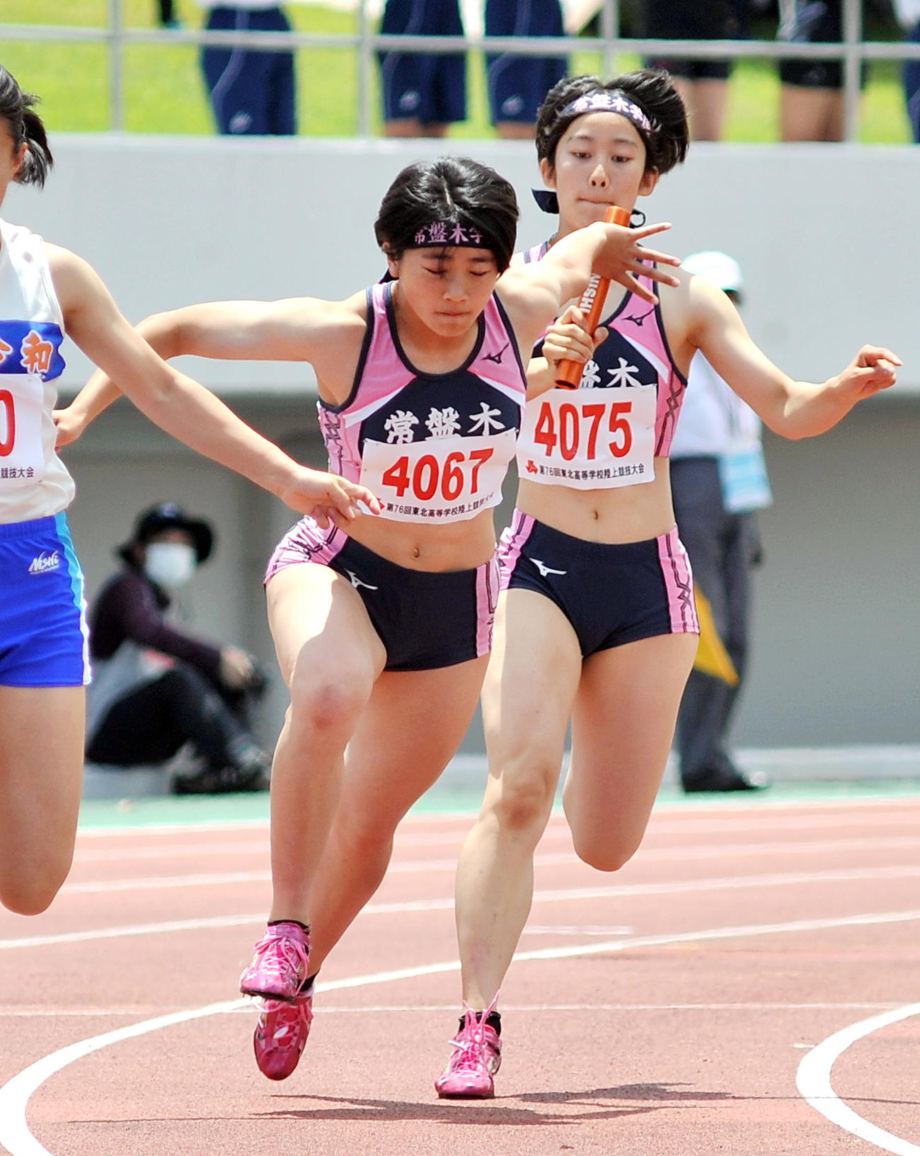 佐藤美（左）は東北高校選手権・女子400メートルリレー決勝で第2走者として優勝に貢献する（2021年6月20日撮影）