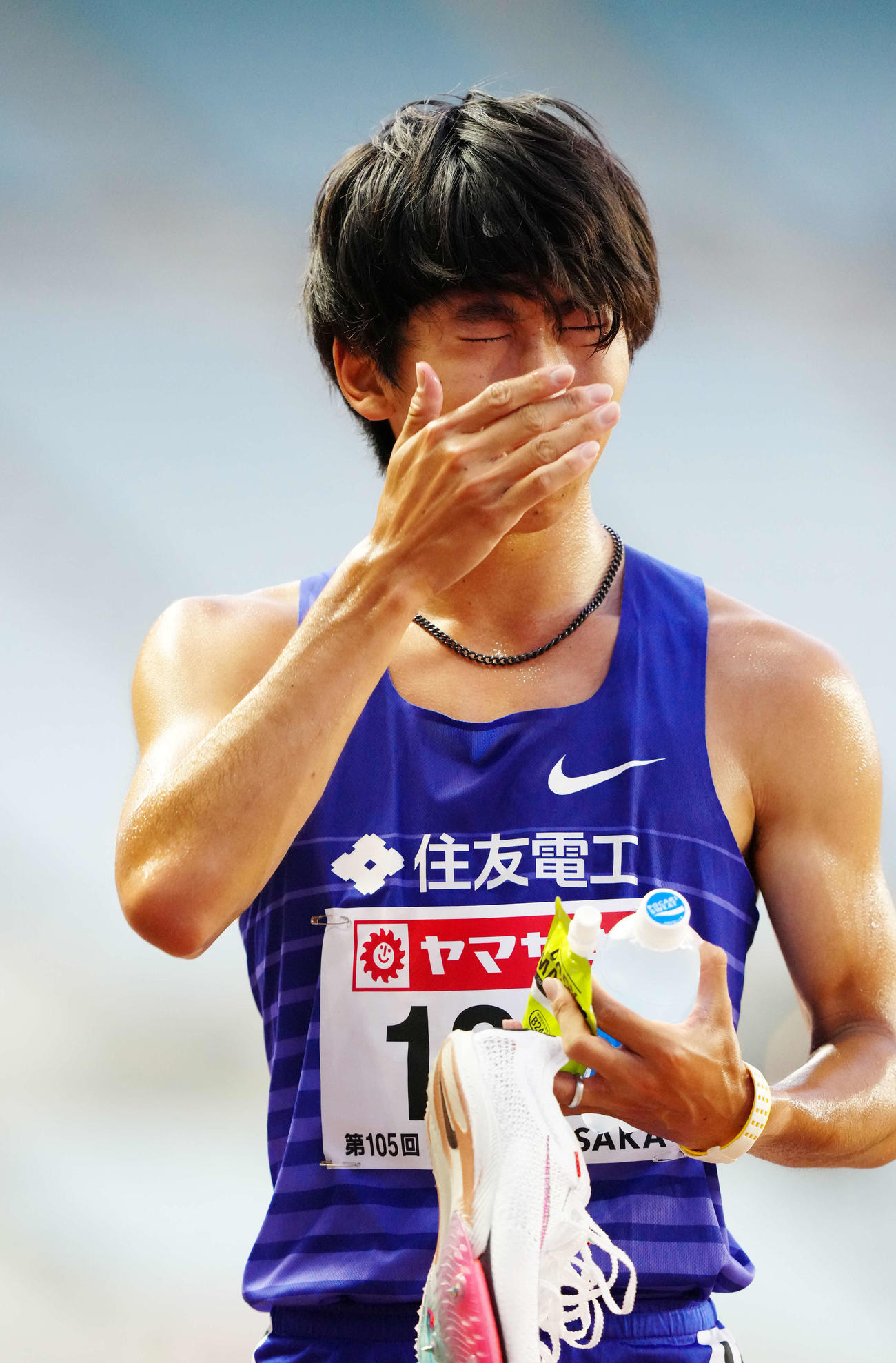男子5000メートルで優勝し涙を流す遠藤（撮影・江口和貴）