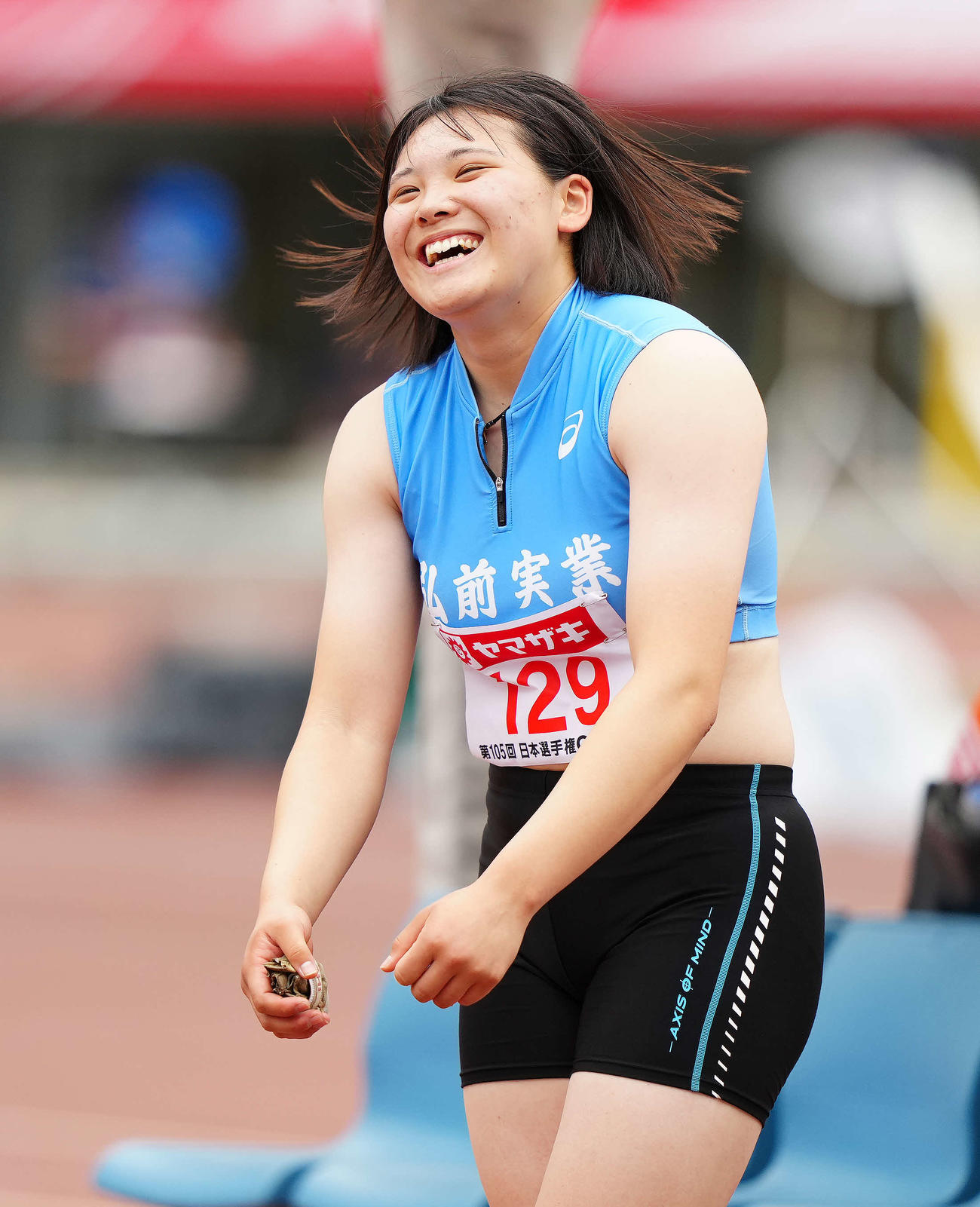 女子ハンマー投げ決勝、6投目を終え、笑顔を見せる村上（撮影・江口和貴）