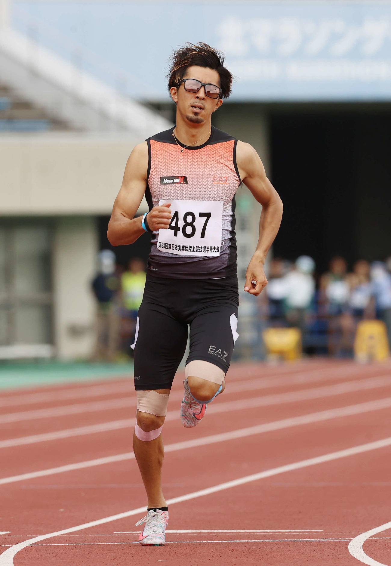 東日本実業団選手権の男子100メートル予選、アルマーニのユニホームで快走した藤光（21年5月撮影）