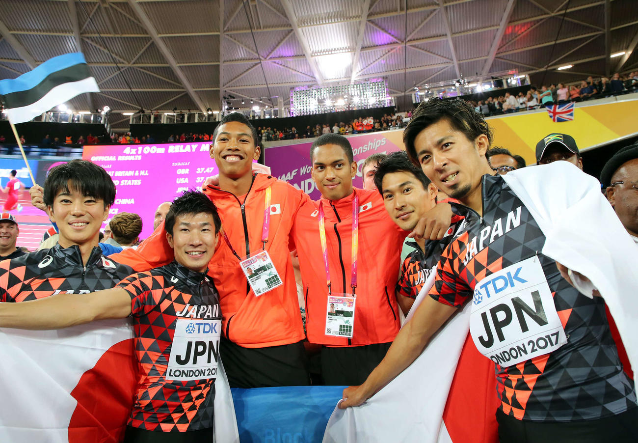 17年の世界陸上・男子400メートルリレーで銅メダルを獲得し記念撮影に納まる日本チーム。左から多田、桐生、サニブラウン、ケンブリッジ、飯塚、藤光