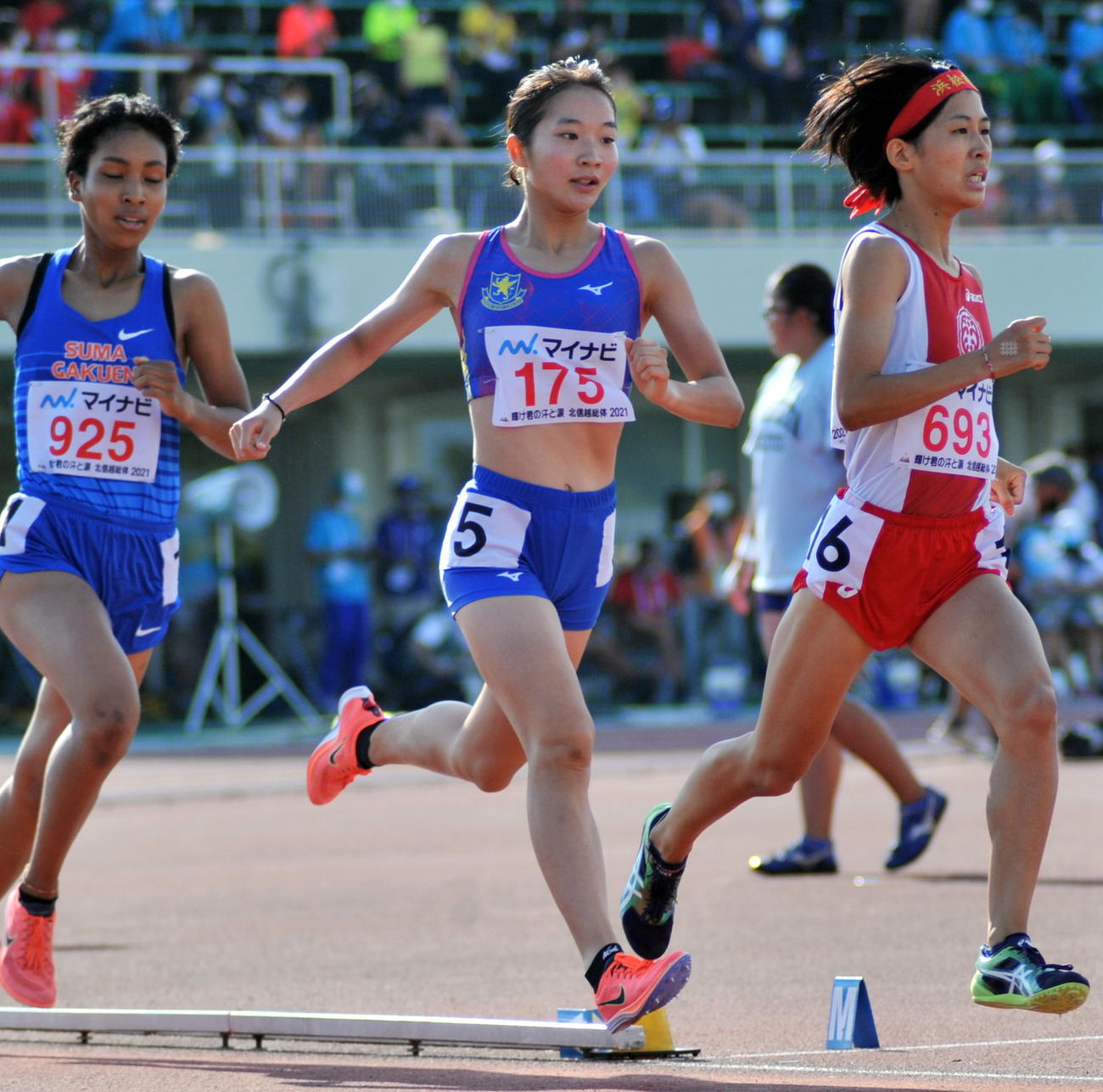 女子1500メートル決勝、仙台育英・米沢（中央）は4分14秒74の自己ベストで日本人トップの2位入賞
