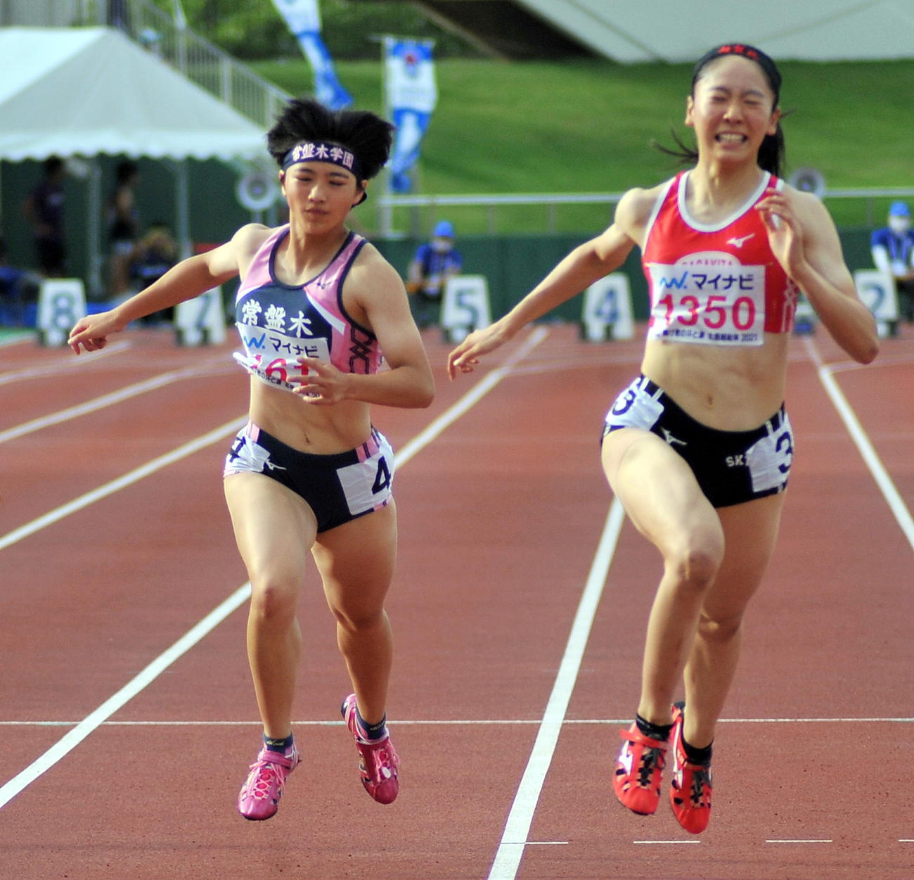 女子100メートル決勝、東北短距離2冠の佐藤（左）は、優勝の永石に及ばず4位入賞