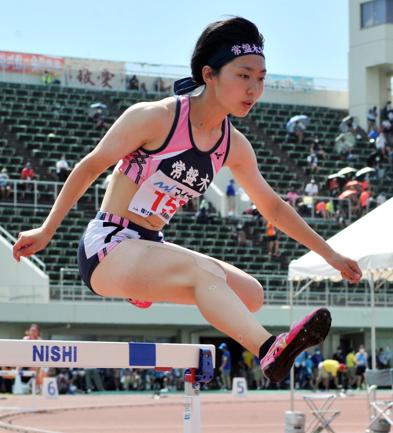 女子400メートル障害決勝　日下は積極的なレース運びで、この日、東北勢最高の4位入賞を決める