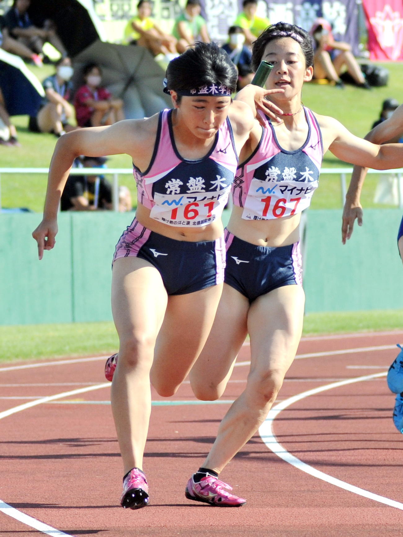 女子400メートルリレー決勝　7位入賞の常盤木学園は1走・黒丸（右）から2走・佐藤美にバトンをつなぐ