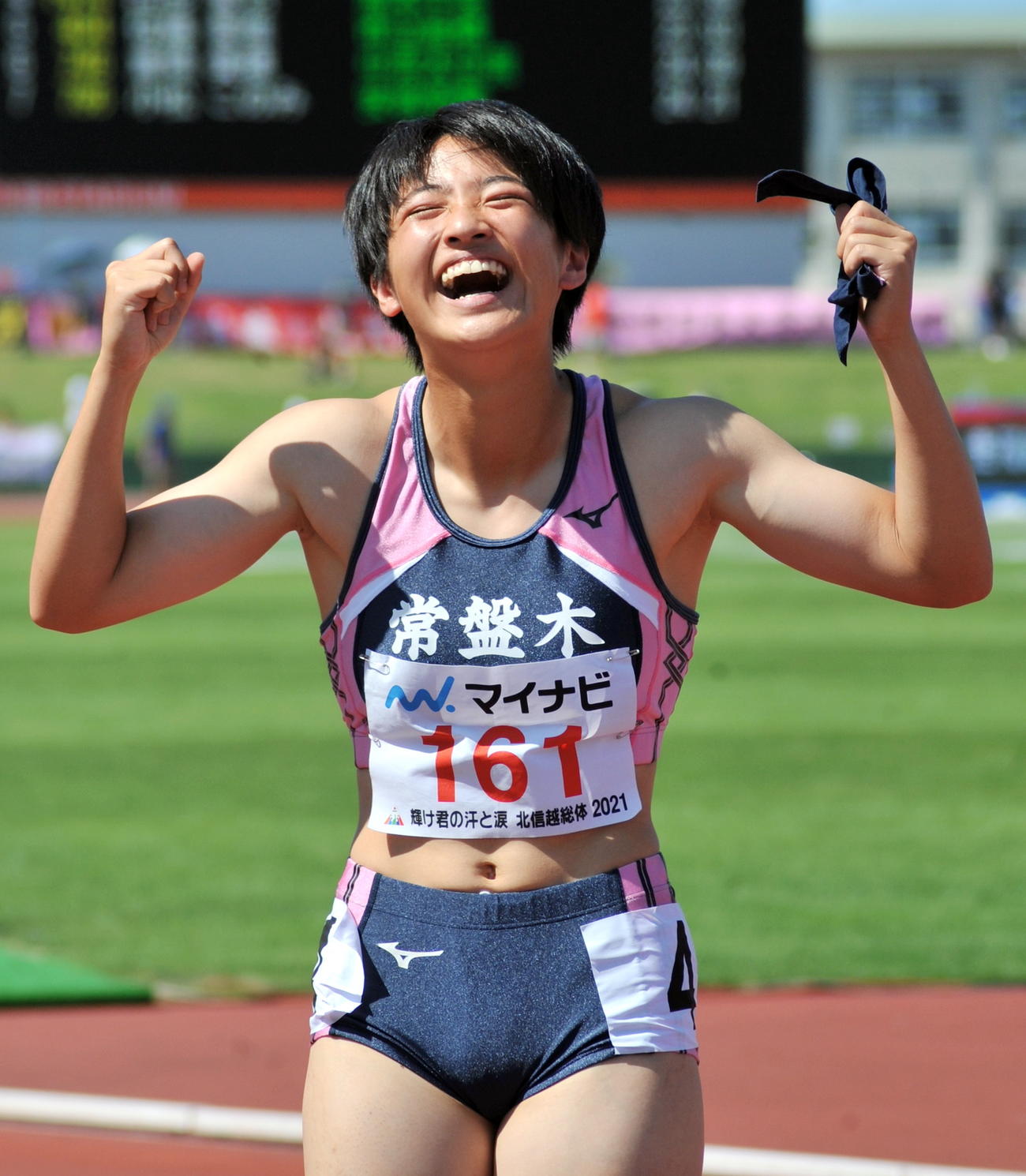 女子200メートル決勝　初優勝を決めた佐藤は応援席に向かって笑顔をはじけさせる