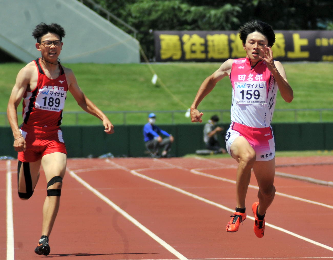 男子200メートル　100メートル4位に続き、5位入賞の佐賀陽（右）は準決勝1組で東北大会で敗れた鷹羽柊弥に先着する