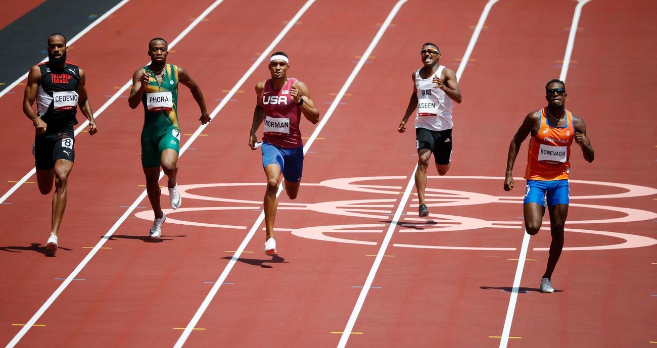男子400メートル予選を走るマイケル・ノーマン（中央）（ロイター）
