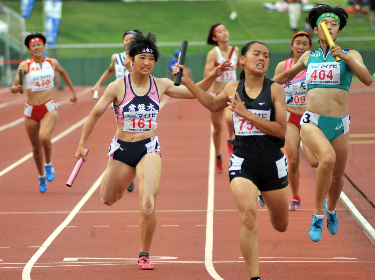 女子1600メートルリレー決勝、常盤木学園のアンカー佐藤美（左から2人目）は3位でゴール