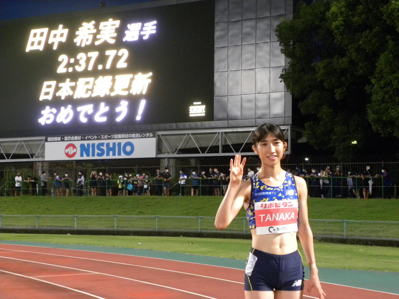 女子1000メートルの日本新記録を樹立し、3本の指を立てて3種目目の達成を表現する田中（撮影・松本航）