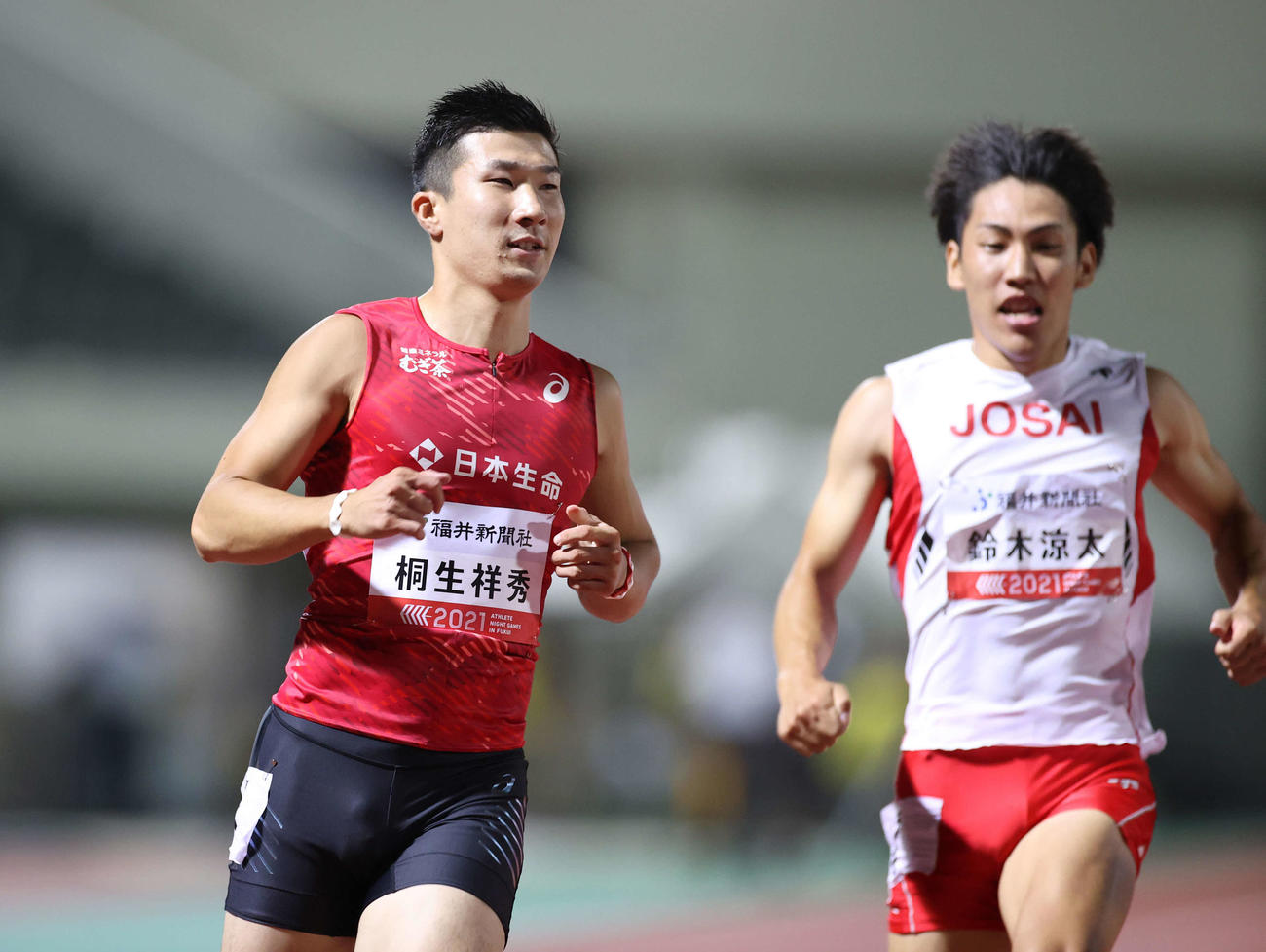 男子100メートルを10秒18で制した桐生（左）。右は3位の鈴木（撮影・河野匠）