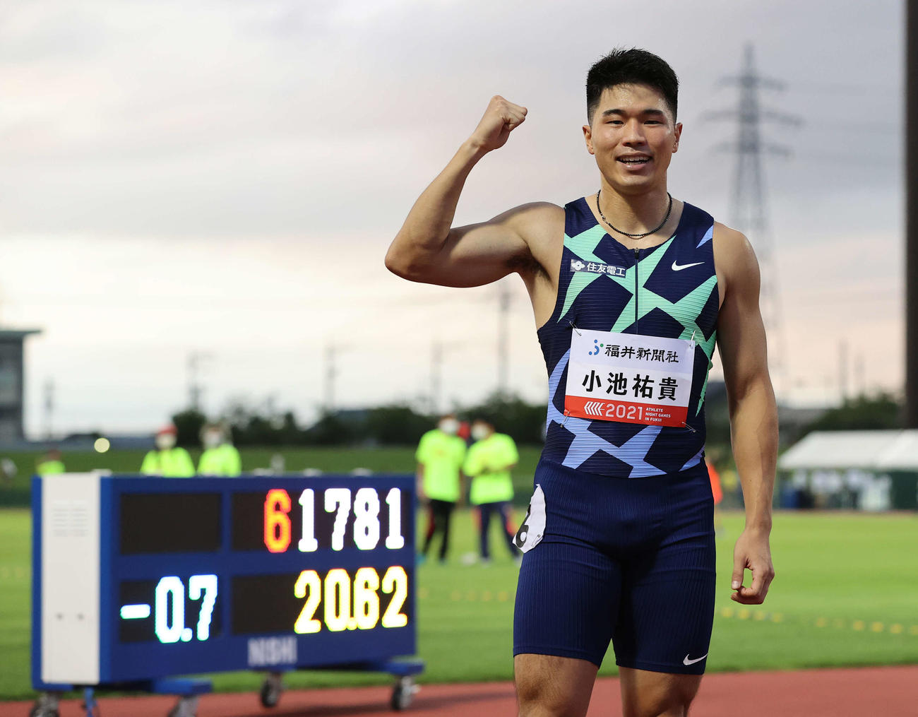 男子200メートルを20秒62で制し、笑顔でガッツポーズを見せる小池（撮影・河野匠）