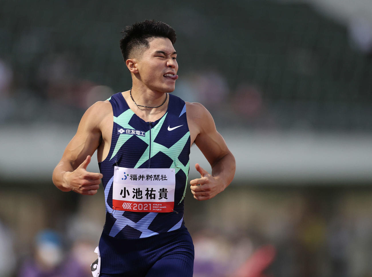 男子200メートル決勝、20秒62で優勝するも不満そうに舌を出す小池（撮影・河野匠）
