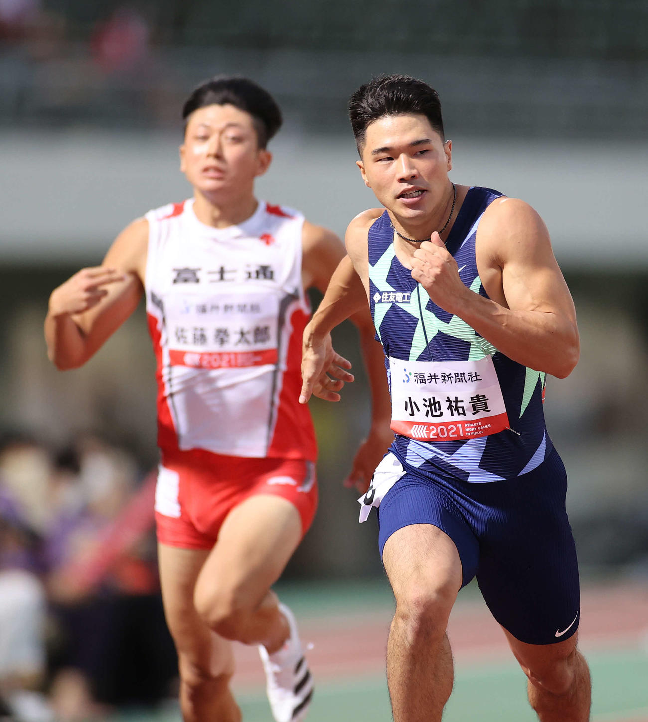 男子200メートル決勝、20秒62で優勝した小池（右）。左は佐藤（撮影・河野匠）