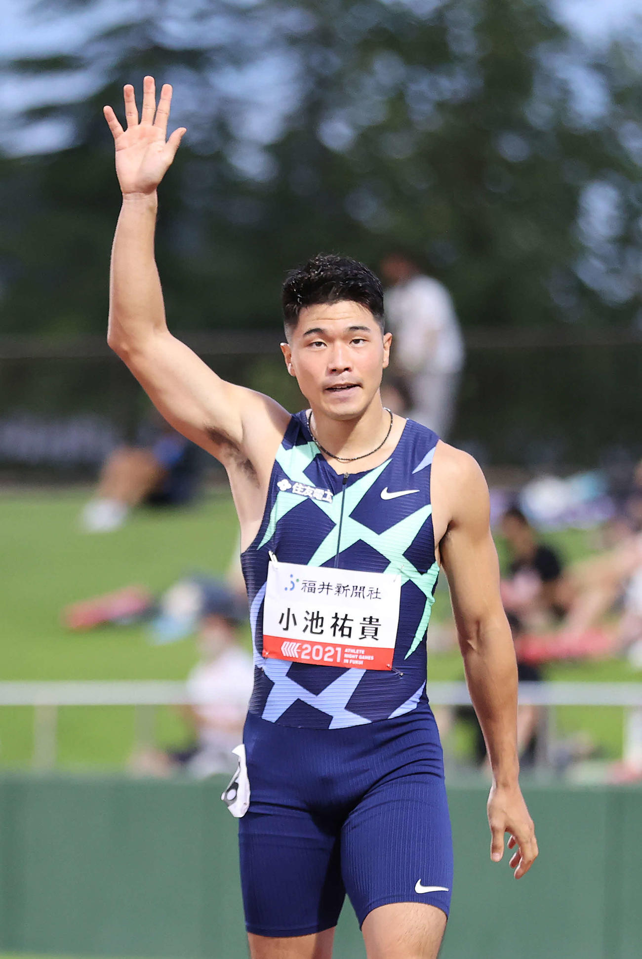 男子200メートルを20秒62で制し、客席の拍手に応える小池（撮影・河野匠）