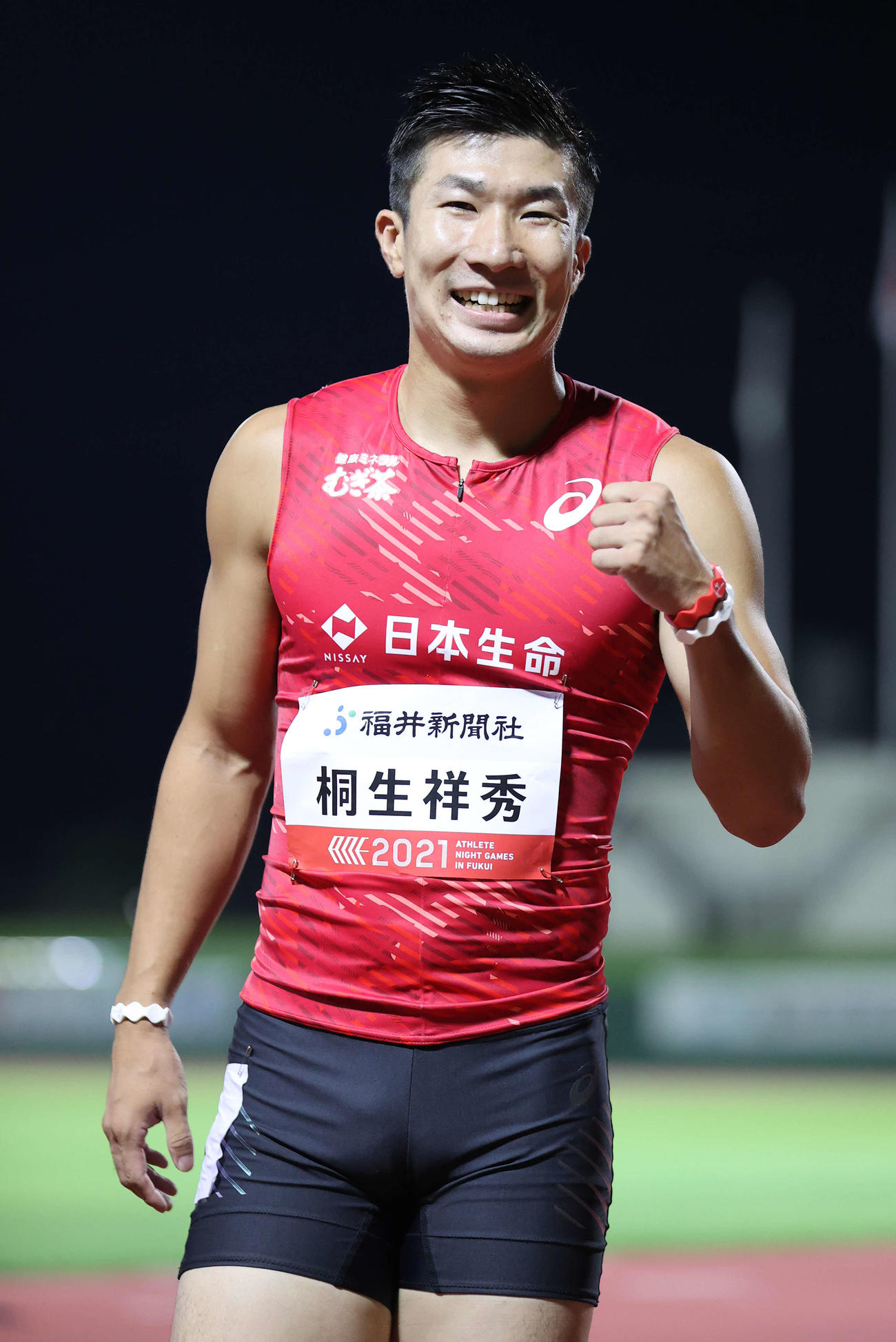 男子100メートルを10秒18で制し笑顔でガッツポーズを見せる桐生（撮影・河野匠）