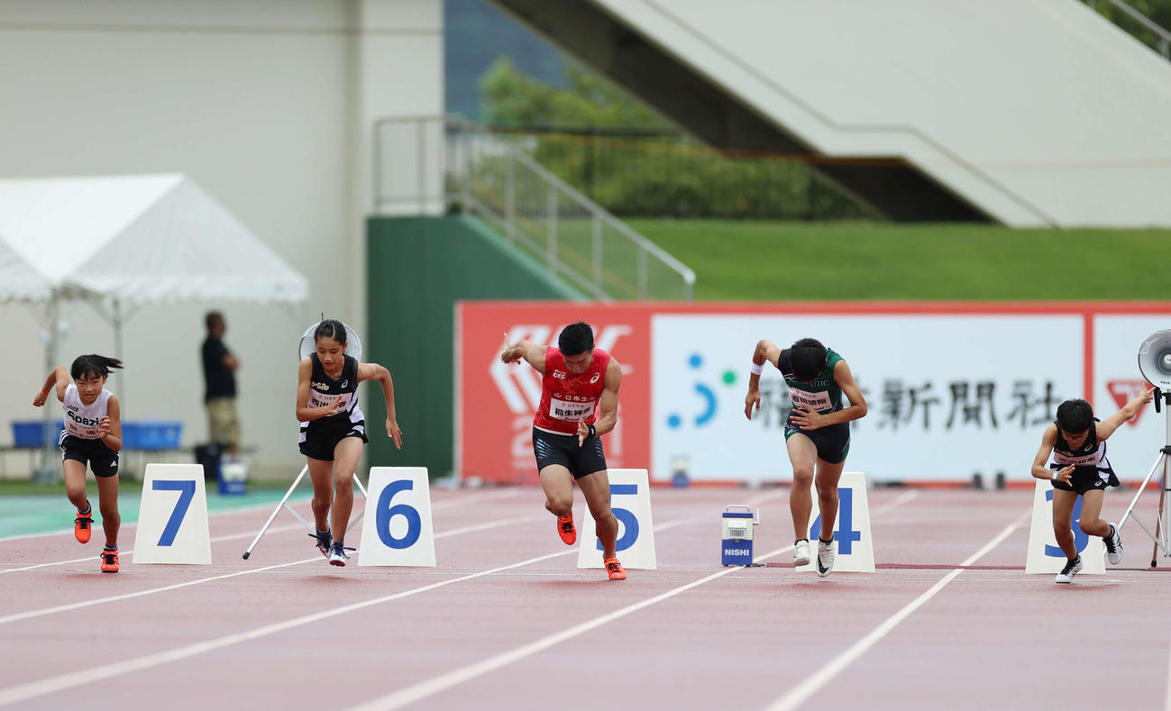 子どもたちと50メートルのレースを行う桐生（中央）（撮影・河野匠）