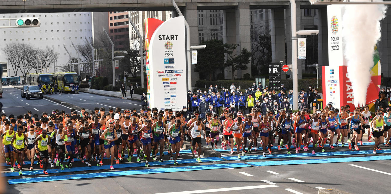 東京マラソン兼東京五輪代表選考会　スタートをする男子エリート選手たち（2020年3月1日撮影）