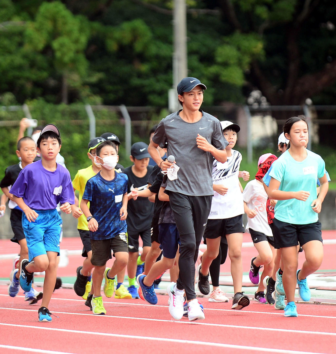 参加した小学生と一緒に走る大迫氏
