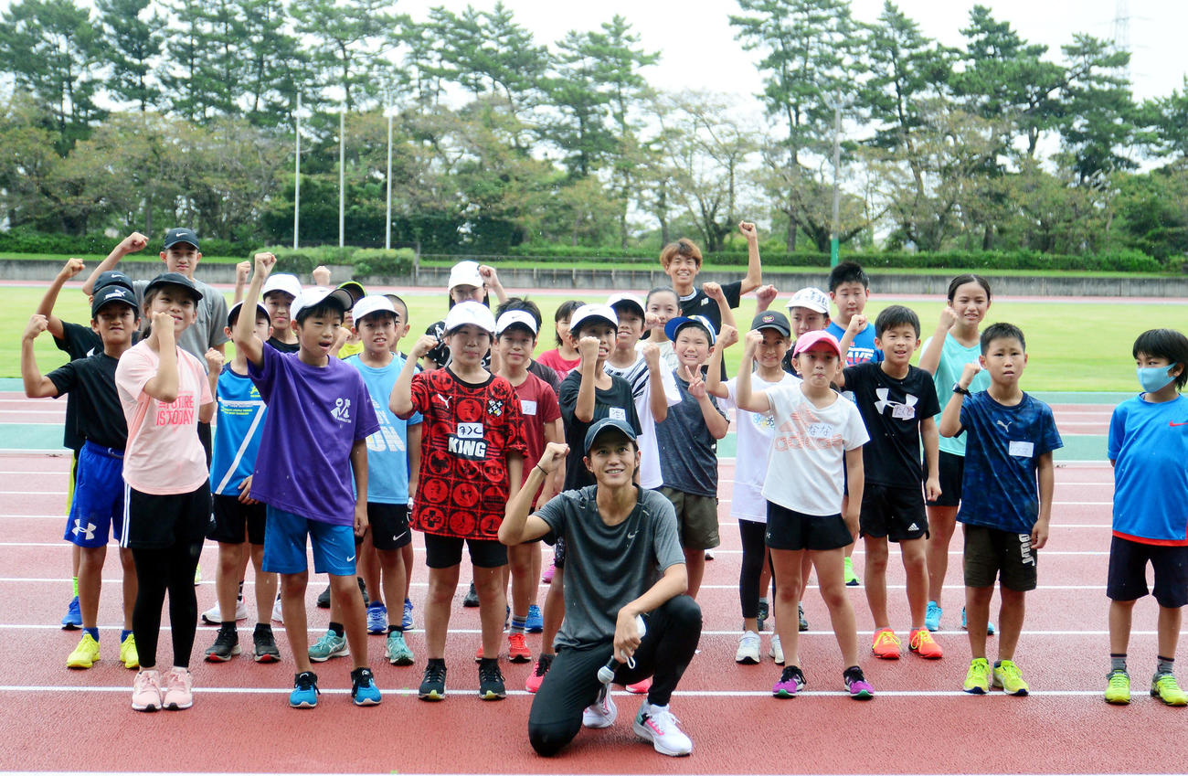 参加した小学生と記念撮影に納まる大迫氏（手前）。最後方は、ゲスト出演したプロランナーの神野大地