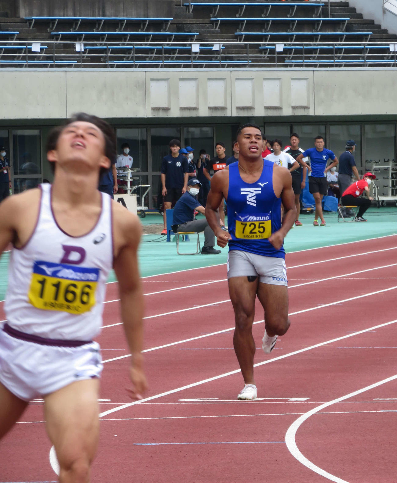 他選手から大きく遅れ、フィニッシュするデーデー（右）（撮影・上田悠太）