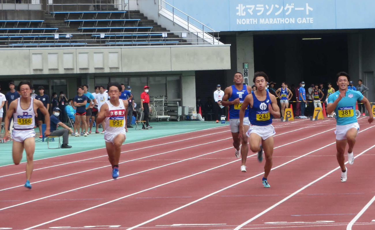 中盤で大きく遅れるデーデー（中央）（撮影・上田悠太）