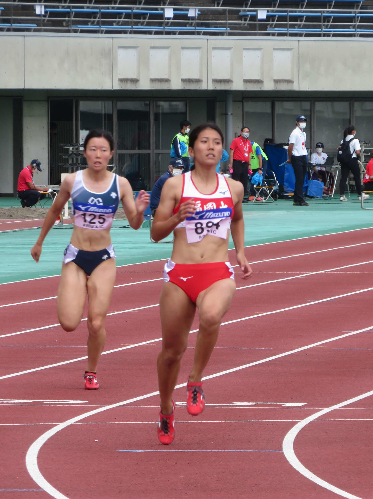 女子100メートル予選　1着でフィニッシュラインを駆け抜ける児玉芽生（右）（撮影・上田悠太）