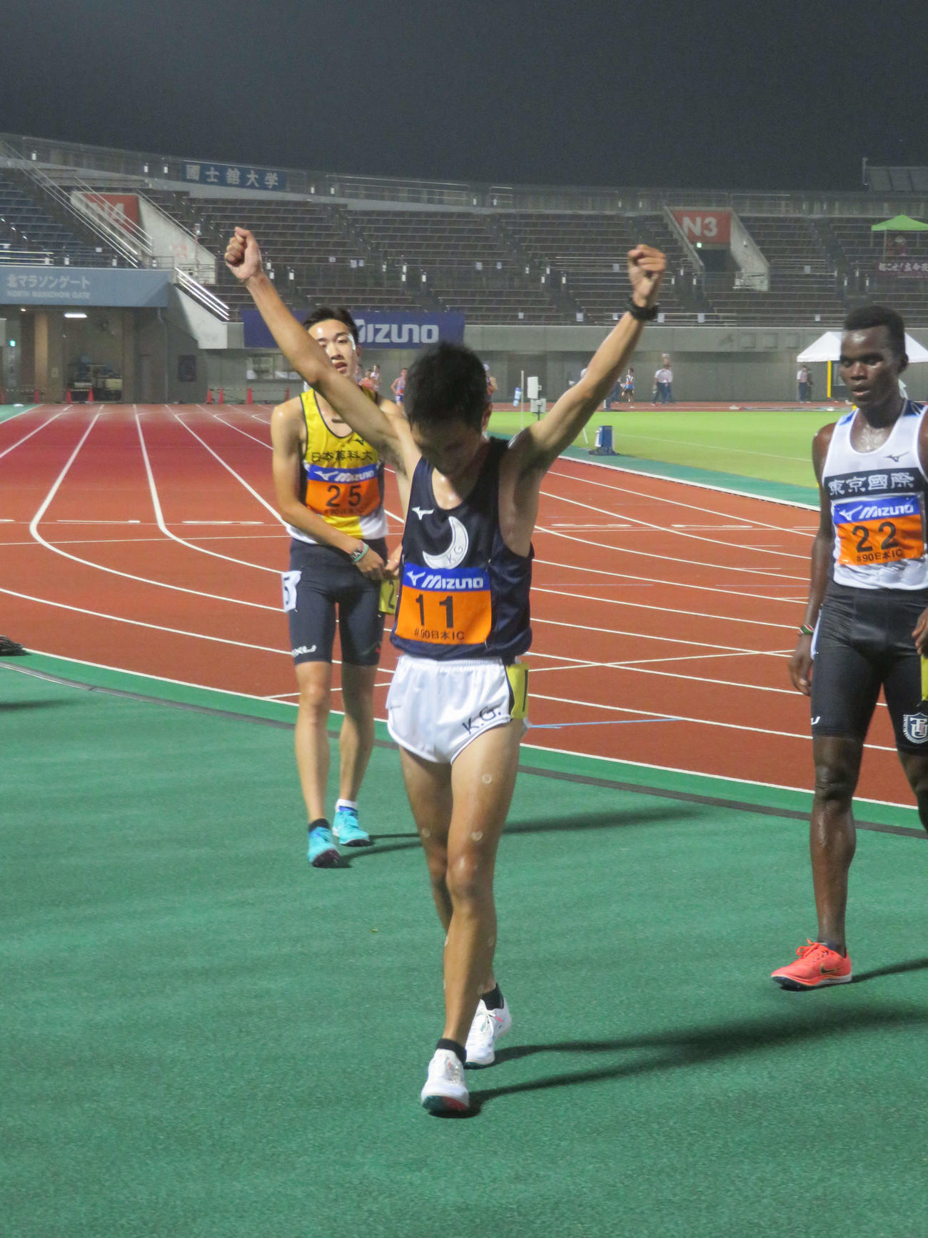 日本人トップの5位となり、両手を突き上げる上田（中央）（撮影・上田悠太）