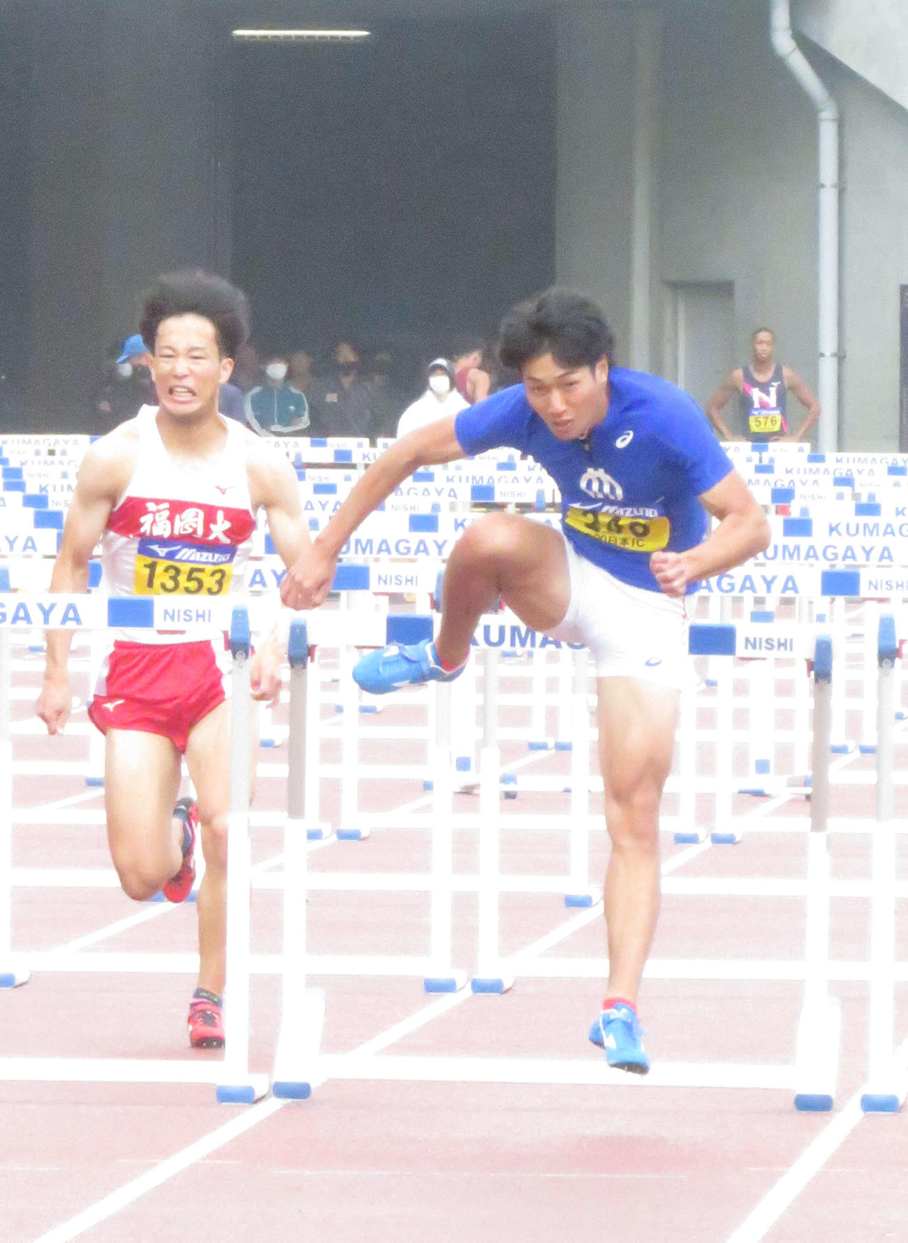 男子110メートル障害予選　10台目のハードルを跳び越える泉谷駿介（右）（撮影・上田悠太）