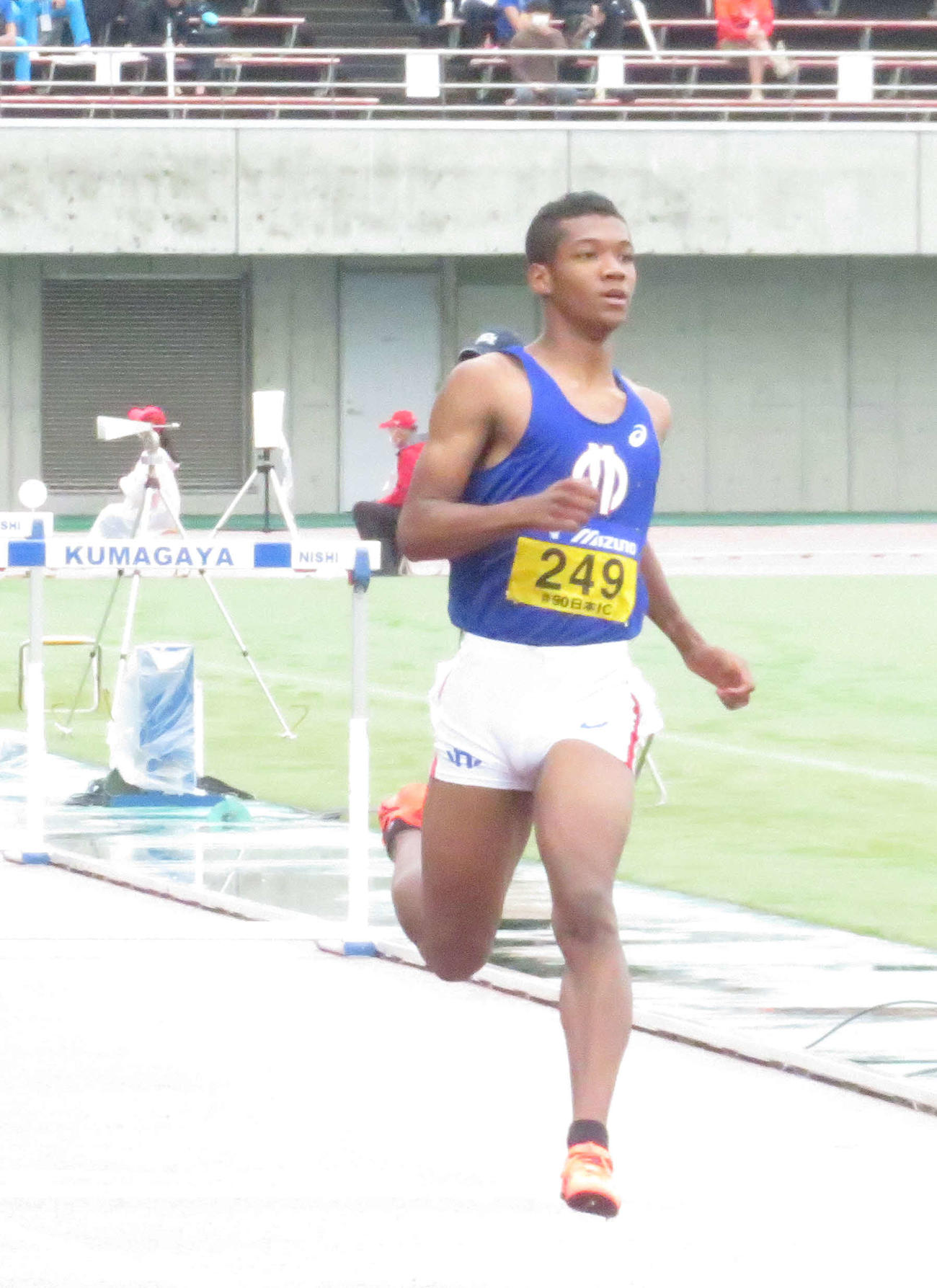 男子110メートル障害予選　1着でフィニッシュする村竹ラシッド（撮影・上田悠太）