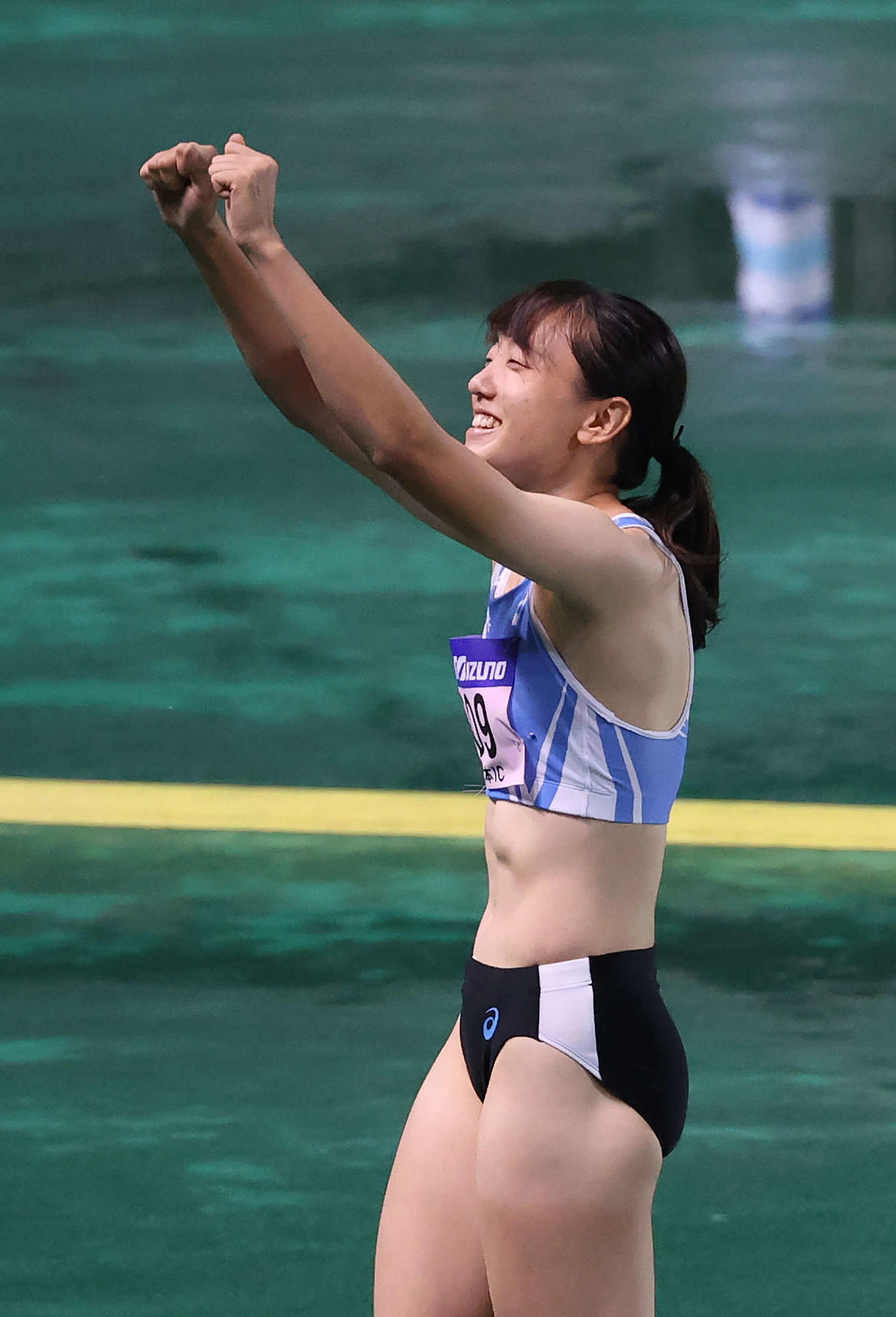 女子三段跳びで優勝し、スタンドに向かってガッツポーズを見せる内山