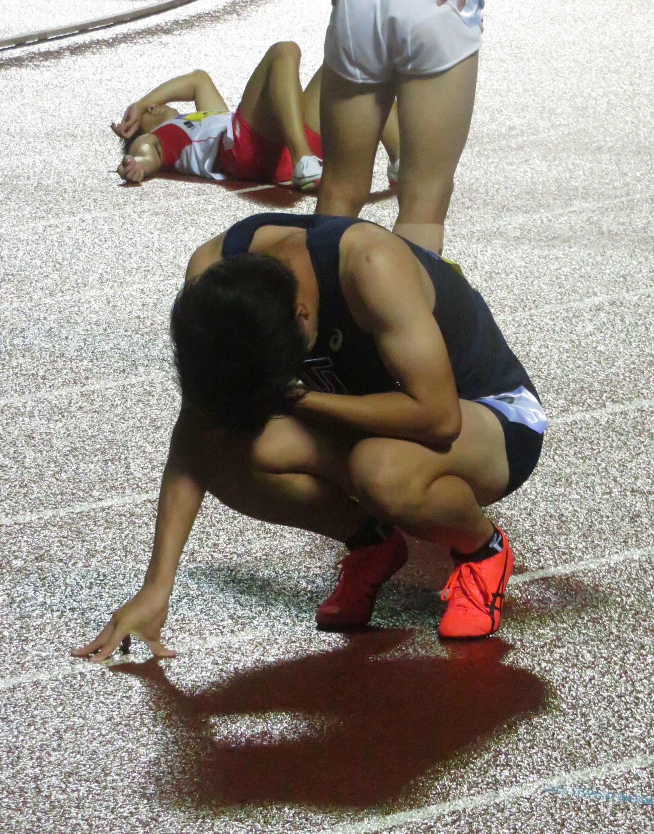 男子100メートル決勝　優勝の結果を確認し、座り込んで目頭を押さえる鈴木碧斗（撮影・上田悠太）