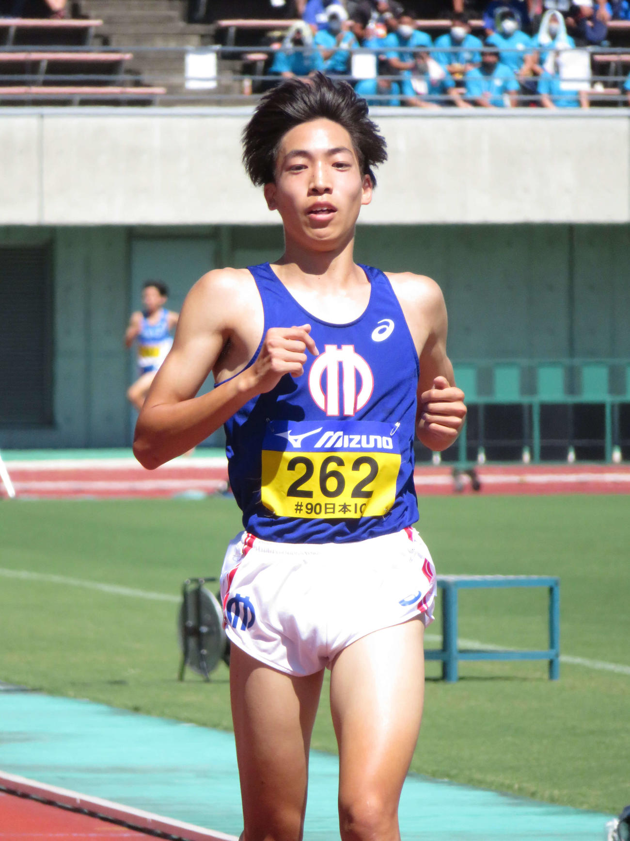 男子3000メートル障害決勝で、余裕の走りを見せる三浦龍司（撮影・近藤由美子）