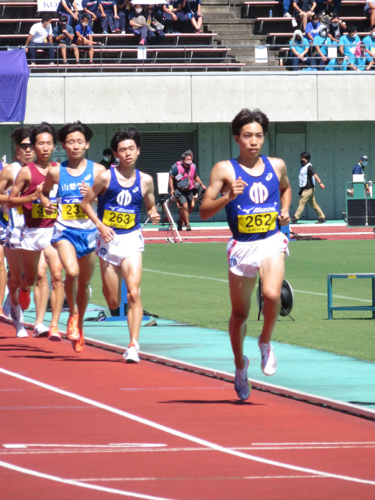 男子3000メートル障害決勝で、余裕の走りを見せる三浦龍司（右）（撮影・近藤由美子）