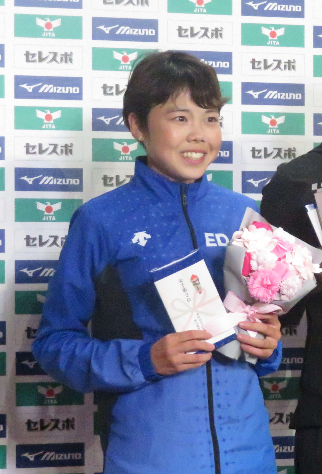 女子1500メートル決勝　2位に入り、表彰式で笑顔の萩谷楓（撮影・上田悠太）