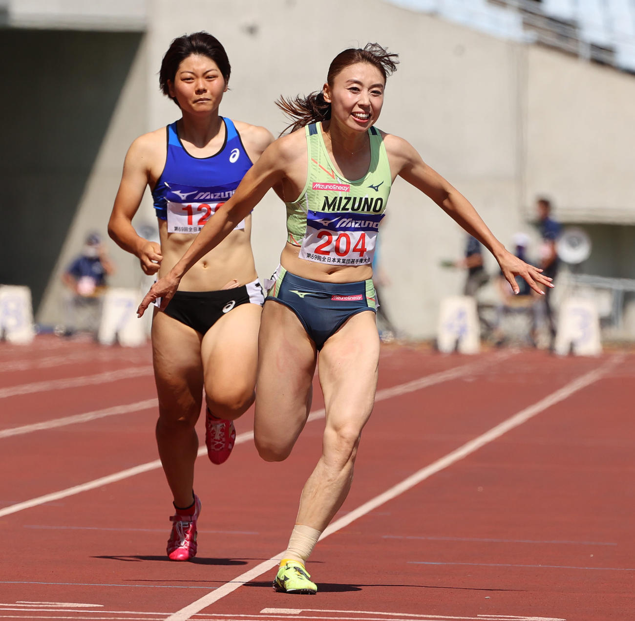 女子100メートル予選1組　12秒42の5位となる市川華菜（右）（撮影・清水貴仁）