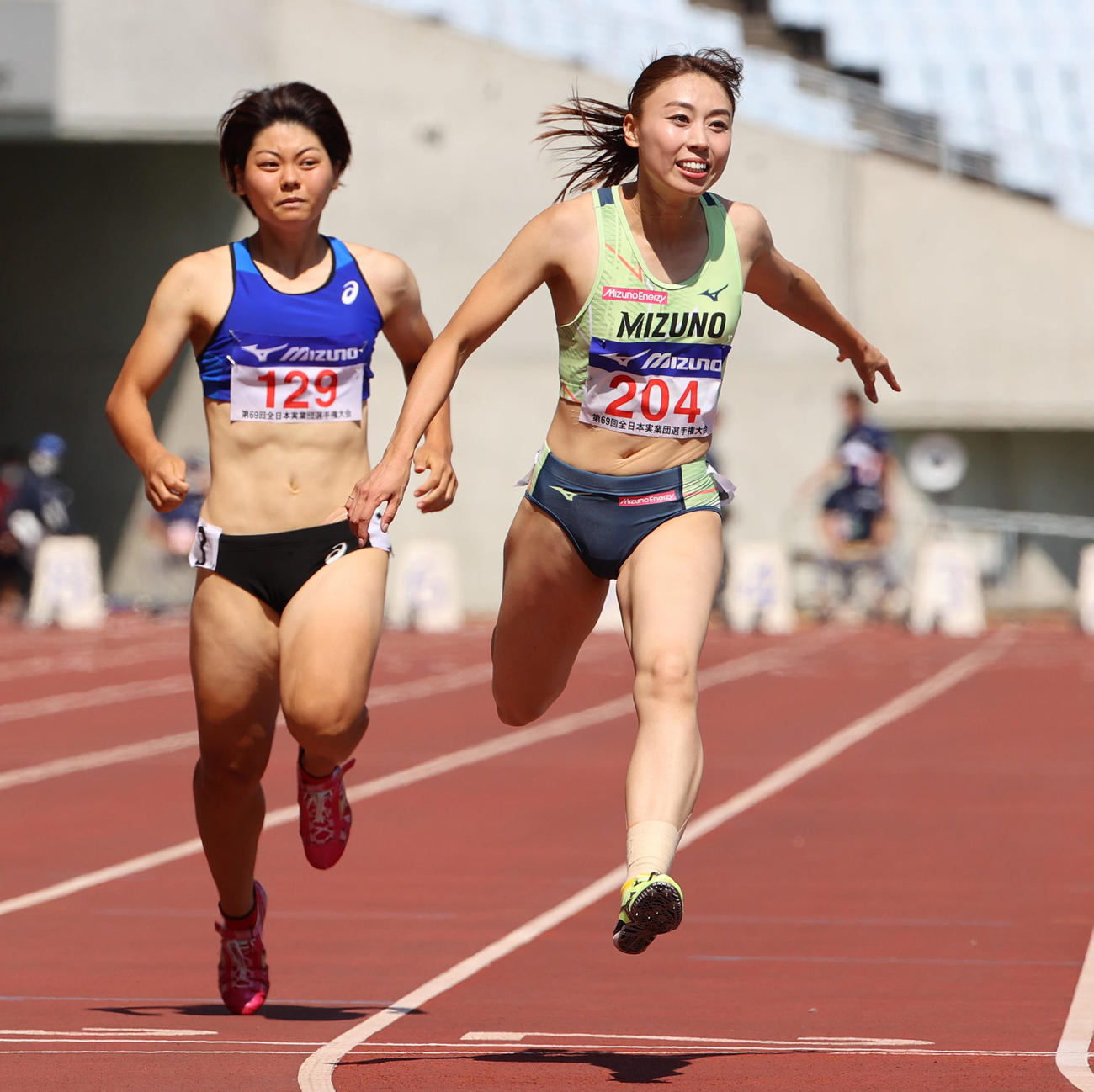 女子100メートル予選1組　12秒42の5位となる市川華菜（右）（撮影・清水貴仁）
