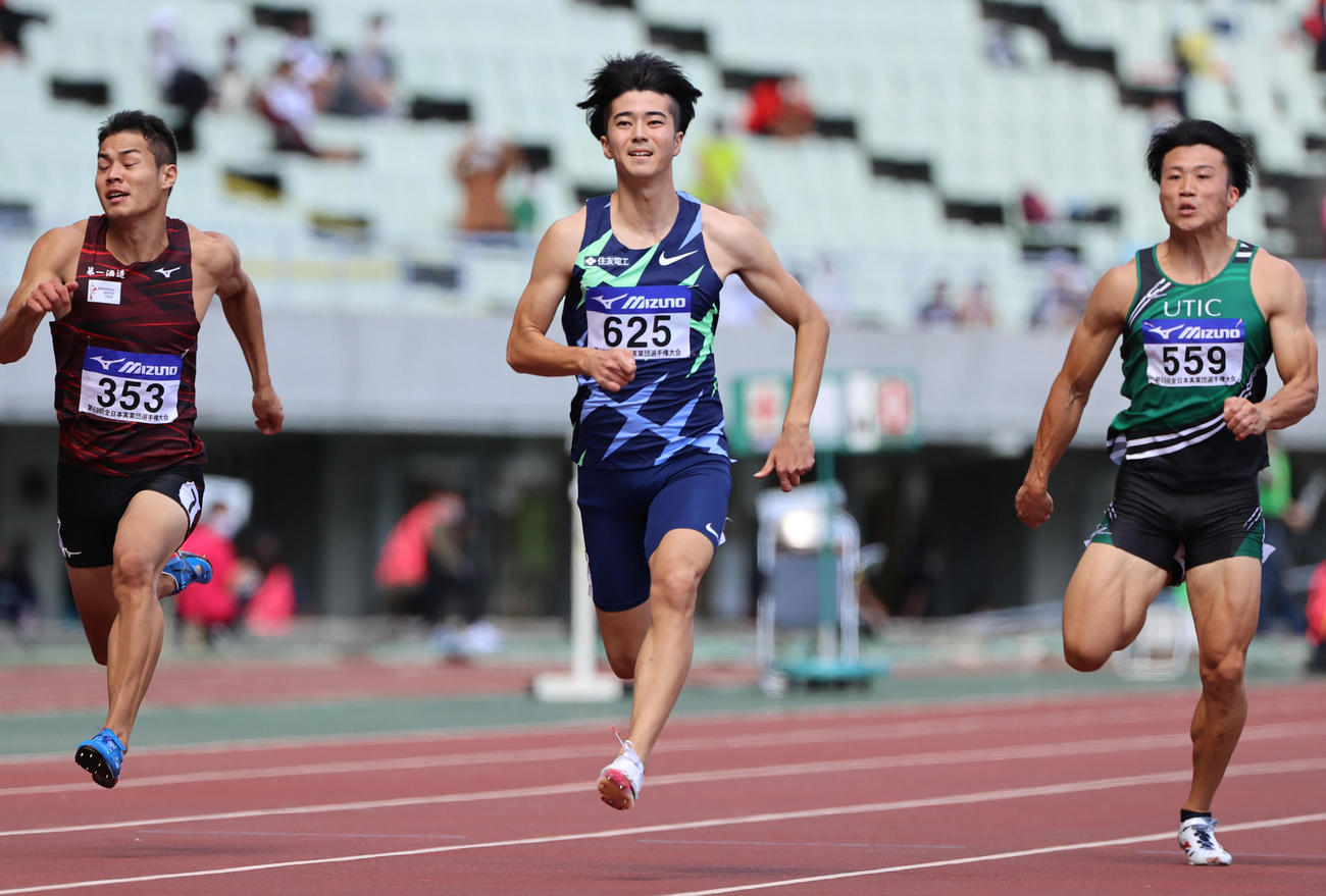 男子100メートル予選2組　10秒36で同組1位となる多田修平（中央）（撮影・清水貴仁）