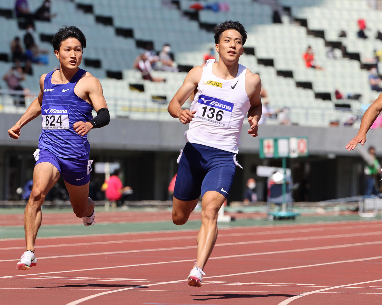 男子100メートル予選1組　10秒43で同組2位となる山県亮太（右）（撮影・清水貴仁）