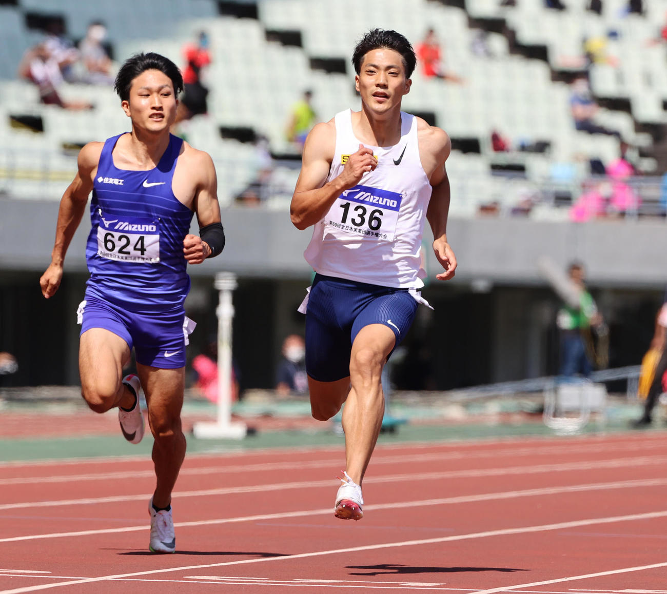 男子100メートル予選1組　10秒43で同組2位となる山県亮太（右）（撮影・清水貴仁）