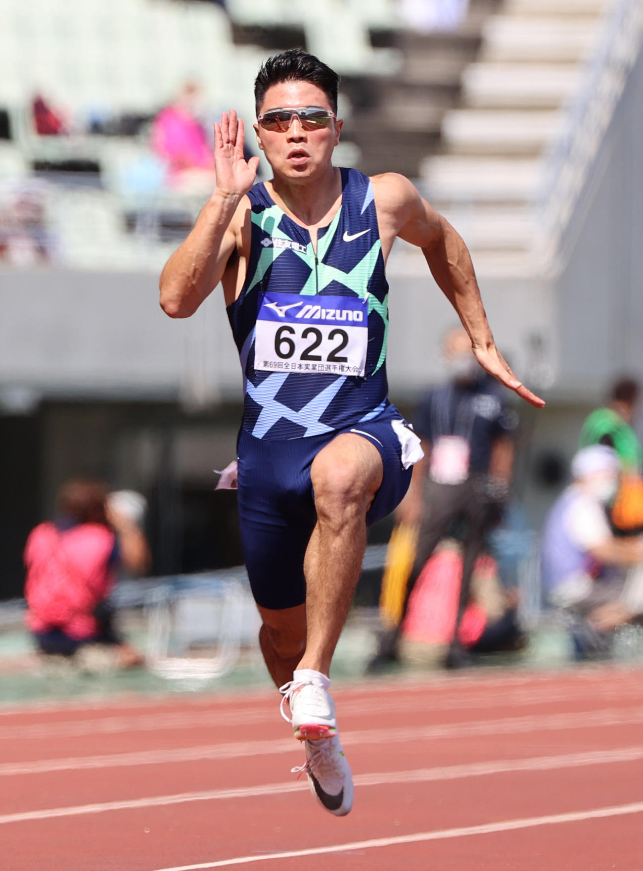 男子100メートル予選3組　10秒24の同組1位となる小池祐貴（撮影・清水貴仁）